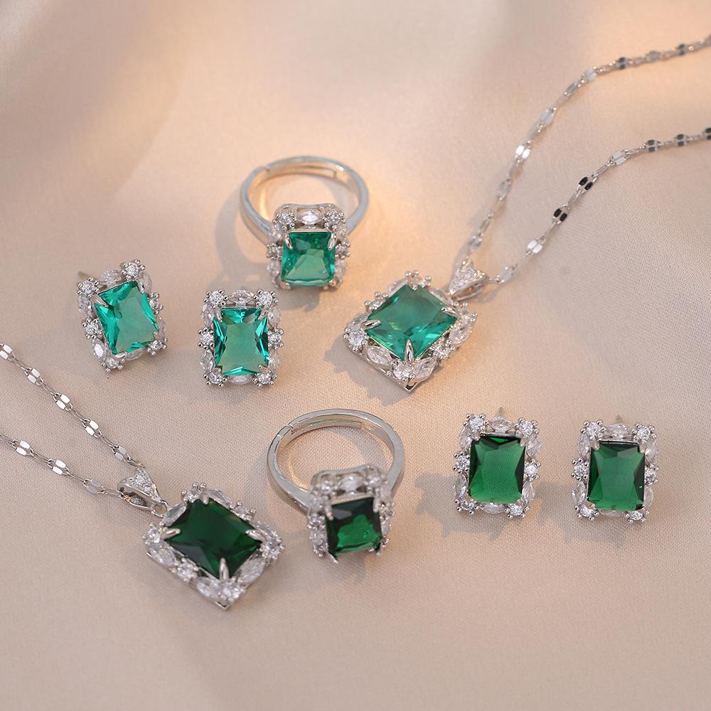 

Women s Fashion Emerald Princess-Cut Clavicle Necklace