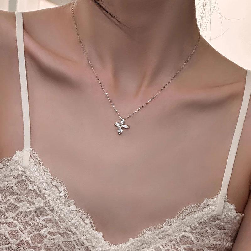 Women's Light Luxury Niche Design Flower Pendant Temperament High-end Collarbone Chain