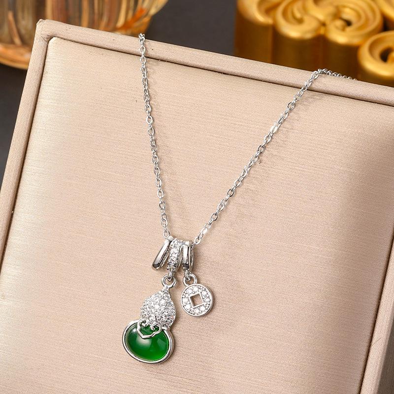Elegante Pingente de Cabacinha com Fecho de Paz de Jade - Corrente para Clavícula em Aço Titânio no Estilo Chinês Retro