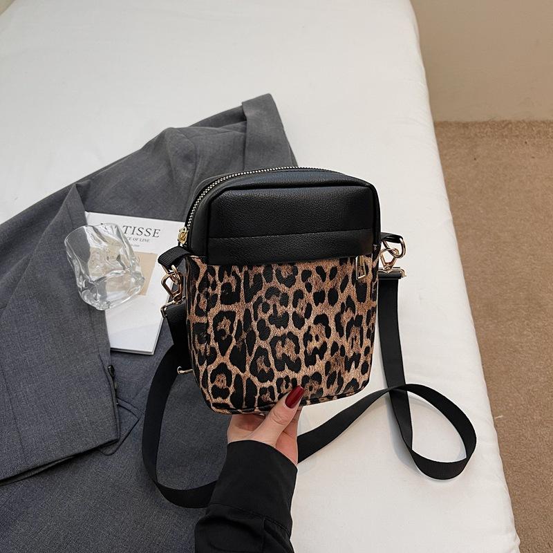 

Модная женская сумка с цепочкой, женская, летняя, 2025 года, новая, контрастного цвета, со змеиным узором, сумка через плечо, повседневная, простая сумка цветной печати леопарда