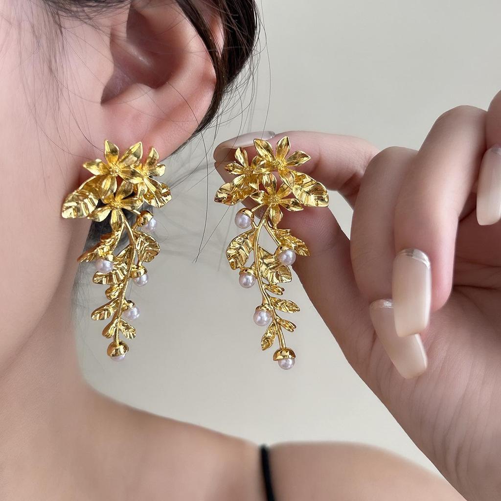Exaggerated 3D Flower Pearl Earrings: Light Luxury, High-End Metal Style Studs