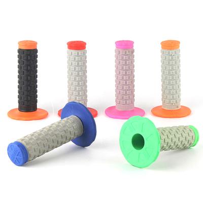 2 ks Univerzální 7/8" 22mm Motocyklové Gripy Řídítek Protiskluzové Gumové Gripy Plyn Pro Motorku Motokros Terénní E-Bike Skútr