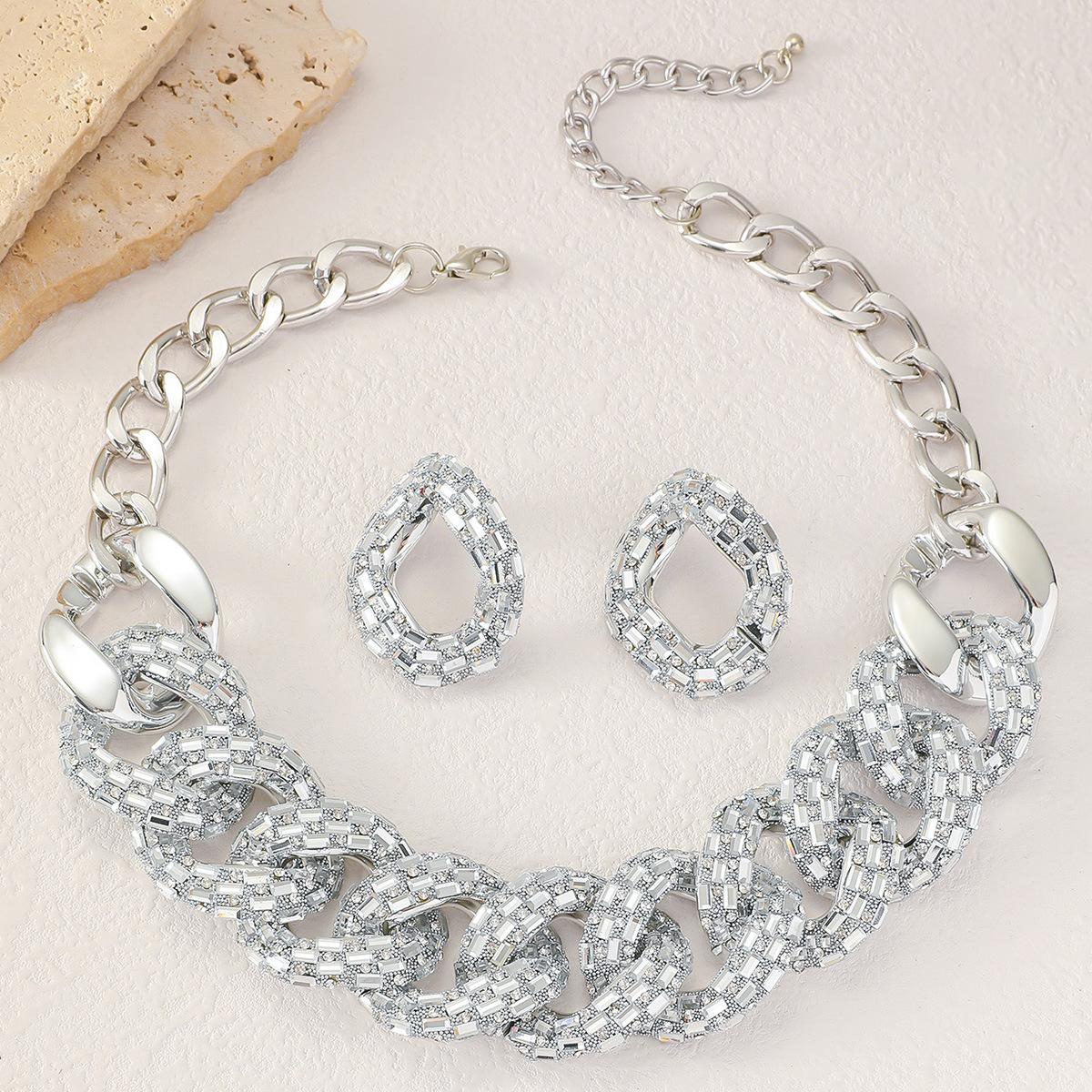 

Металлическое Личность Преувеличенное Геометрическое Ожерелье Набор Ювелирных Изделий Легкий Роскошный Дизайн Крученая Цепочка на Шею Подходит для Девушек