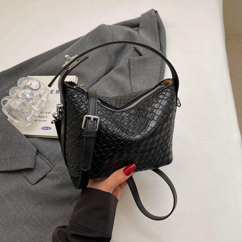 

2025 Trendy Women s Woven Handbag: Summer Fashion Pillow Crossbody for Simple Commutes чёрный