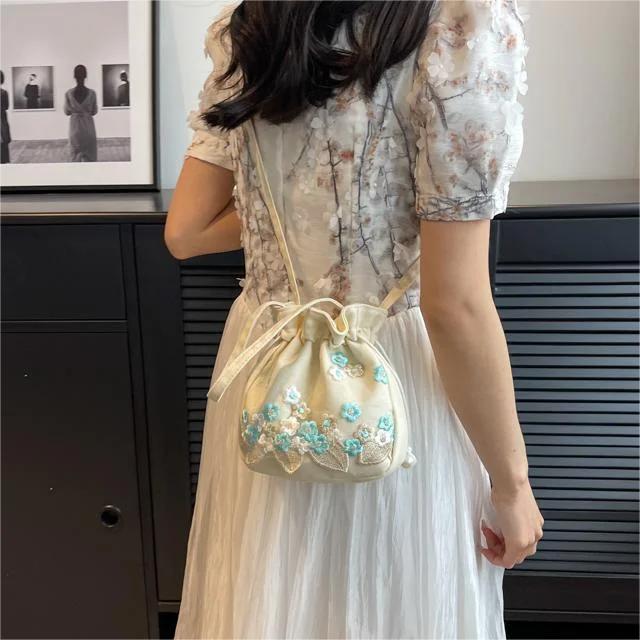 Fashion Small Shoulder Bags Women Drawstring Straw Beach Bags Flower Embroidery Bags Ladies Lace Crossbody Handbags for Travel