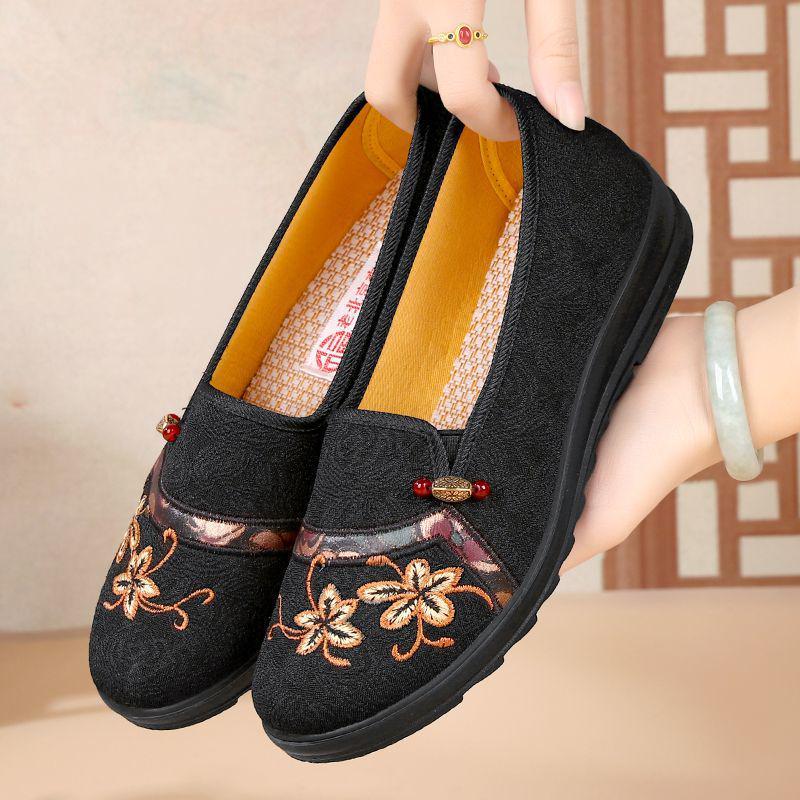 

Beijing Non-Slip Soft Sole Slip-On Shoes for Elderly - Comfortable, Breathable Flats for Middle-Aged Men & Women 39