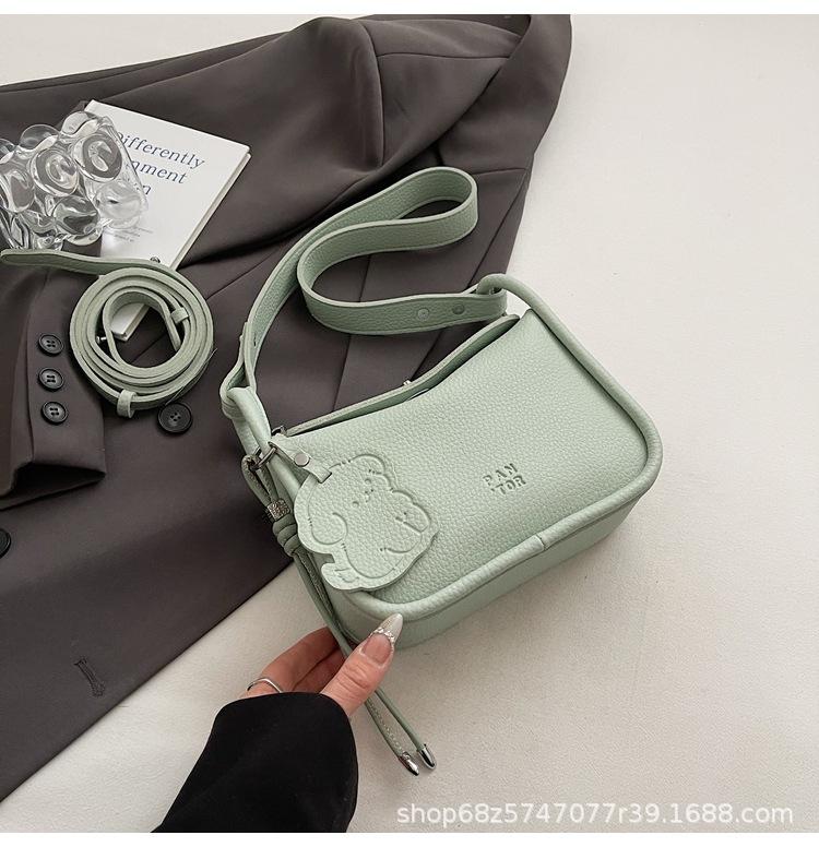 Korean version of simple fashion sense messenger small square bag women 2025 spring new commuter portable versatile small bag