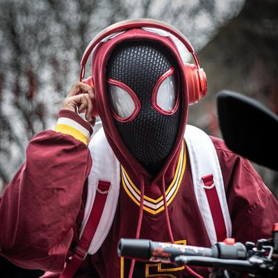 1:1 Miles Morales Maske mit beweglichen Augen Elektronische Maske Gwen Spider-Man Helm Ringsteuerung Cosplay Maske Spielzeug für Geschenk
