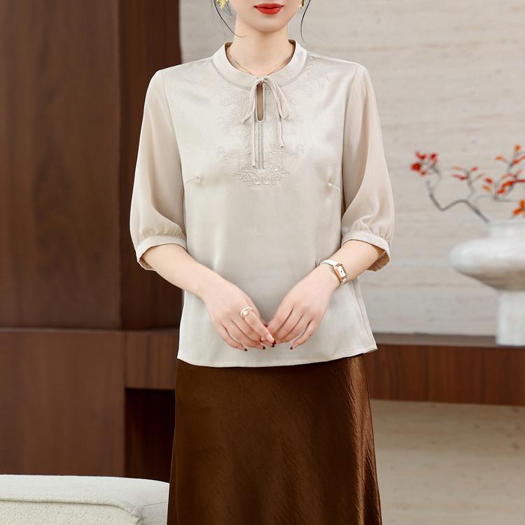 

2026 Summer Mid-Sleeve Embroidered Silk Satin Top for Middle-Aged Women - Chinese Style Mom s Five-Point Sleeve Shirt 4XL off білий колір