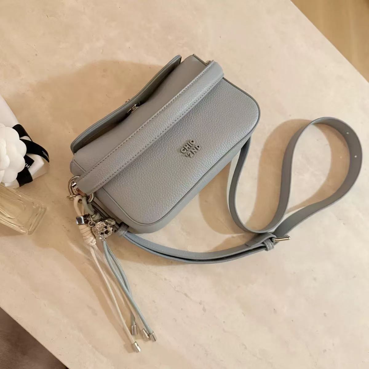 

Nanfeng versatile new bread puppy is famous for the cloud pillow bag bag women s simple temperament hand-to-shoulder crossbody bag