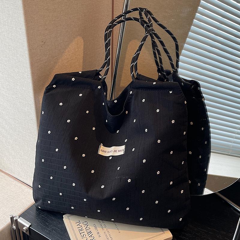 A Large-capacity Bag with A Laid-back Style, A Single-shoulder Handbag for Students Commuting To Class