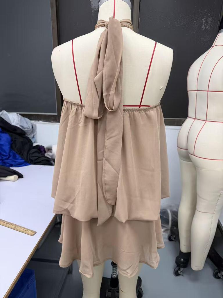 Europäisches & Amerikanisches Einfarbiges Schlankes Rückenfreies Neckholder-Kleid mit Flauschigem Rock - Damen Urlaubsbekleidung