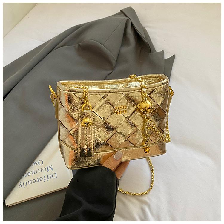 

Small fragrance chain wandering bag 2025 new fashionable and versatile design crossbody bag high-end oil wax leather shoulder bag
