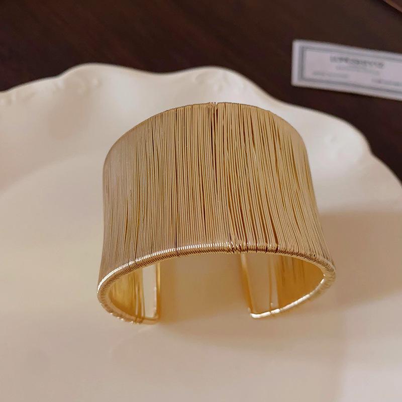 European & American Pleated Metal Bangle: Elegant Cold-Style Bracelet with High-End Luxury Design