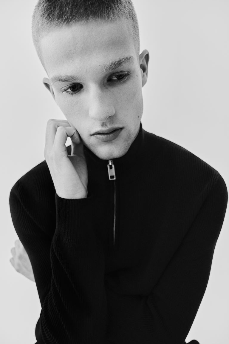 

Свитер HM slim Fit черного цвета