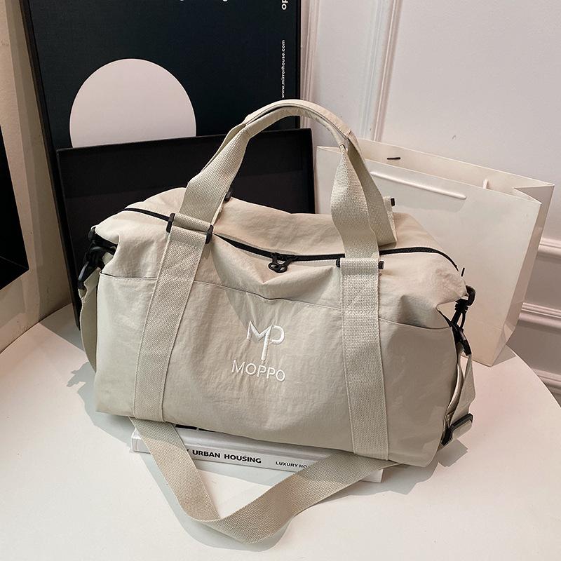 

Новая дорожная сумка будет сопровождать вас в путешествии без забот. белый