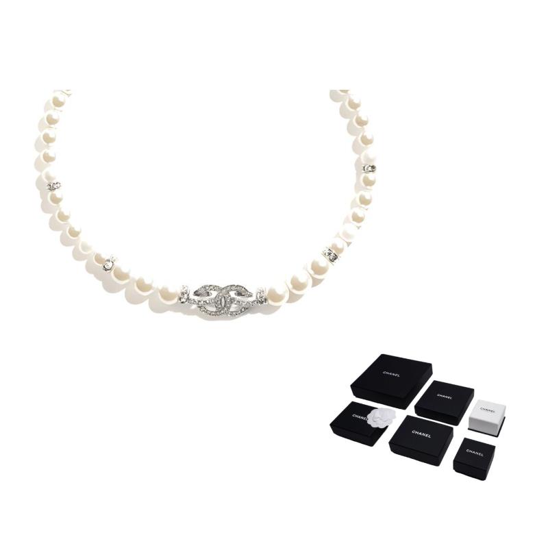 

CHANEL 25S [25S Spring and Summer] Double C pavé design trim freshwater pearls and rhinestones necklace women s white білий