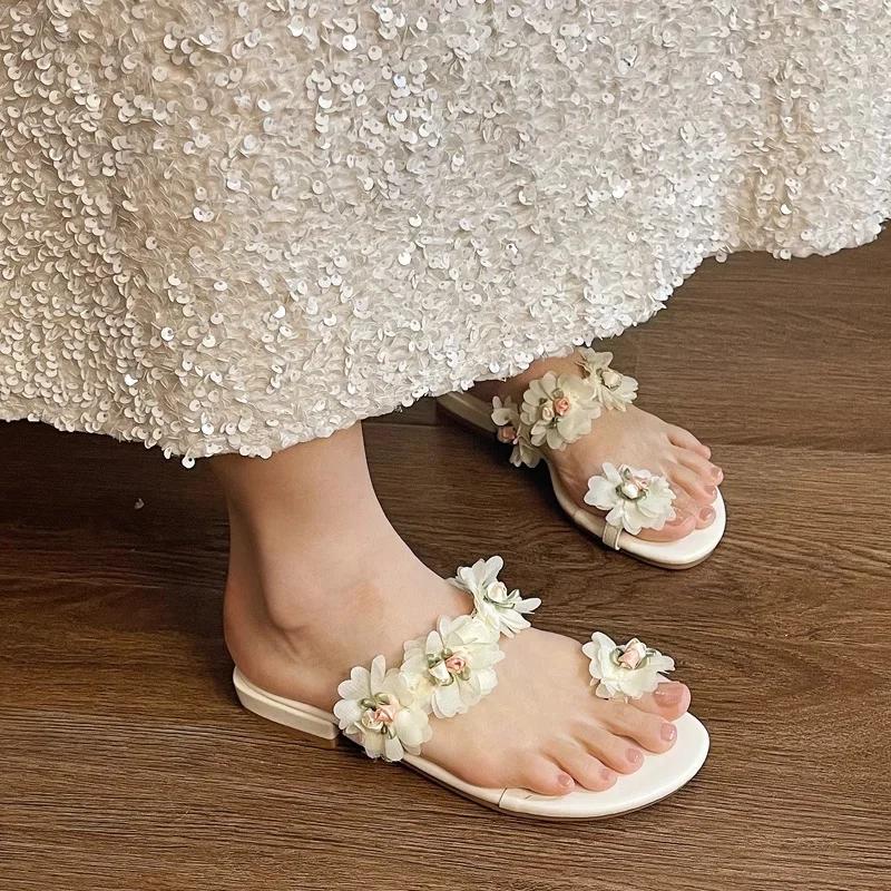 New Low-heeled Slippers Ladies 2025 New Summer Female Shoes Fashion Toe Ring Casual Shoes for Women Outdoor Sweet Flower Sandals