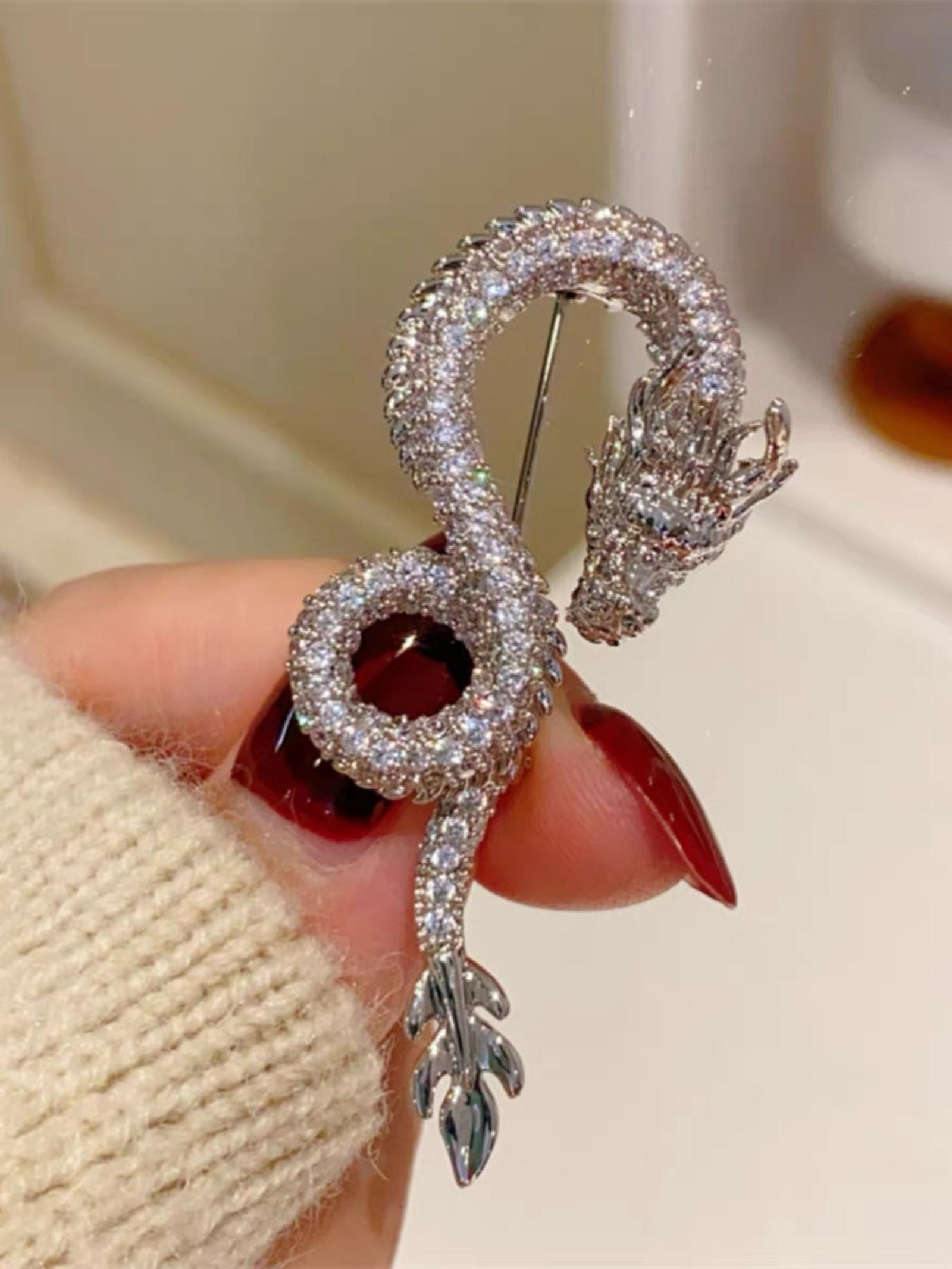 

Брошь Дракон: Изысканная, Утонченная, Высококлассная Винтажная Брошь Премиум Лацканный Значок: Аксессуар для одежды, подчеркивающий талию, для мужчин и женщин One Size серебряный