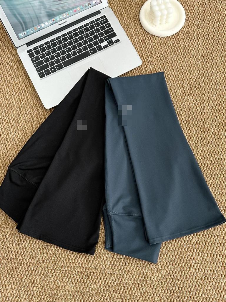 Spodnie ALO Yoga: Uczucie drugiej skóry, Wysoki stan, Podnoszące pośladki, Lekko rozszerzane, Krótkie, Modelujące sylwetkę, Elastyczne, Spodnie dopasowane do sportu i fitnessu.