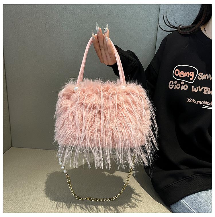

A small, fluffy square bag with a textured crossbody strap. 22*8*16 розовый