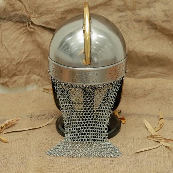 Nachbildung eines römischen gallischen Helms: Mittelalterliche Rüstung aus Stahl und Messing