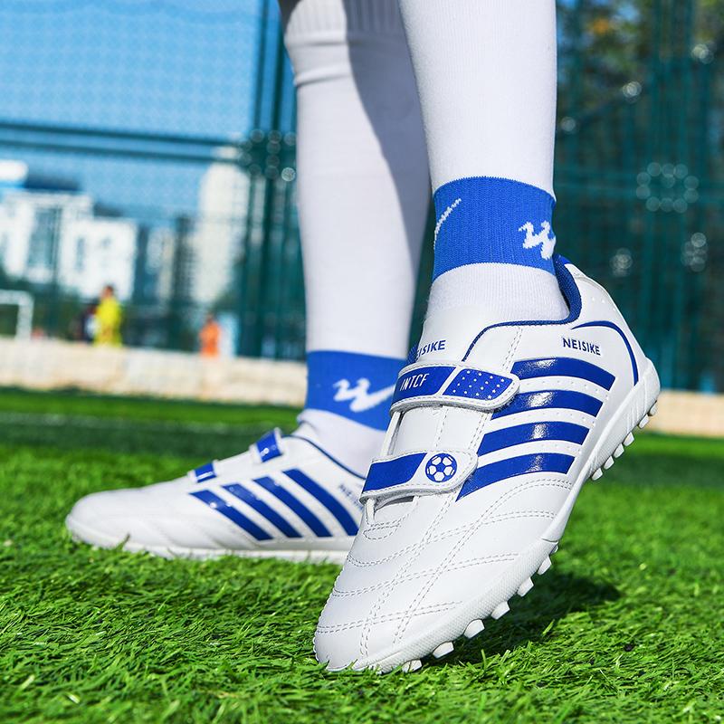 28-38 Stoßdämpfende, rutschfeste, verschleißfeste Klettverschluss-Kurznagel-Outdoor-Fußballschuhe, die Kinderschuhe trainieren
