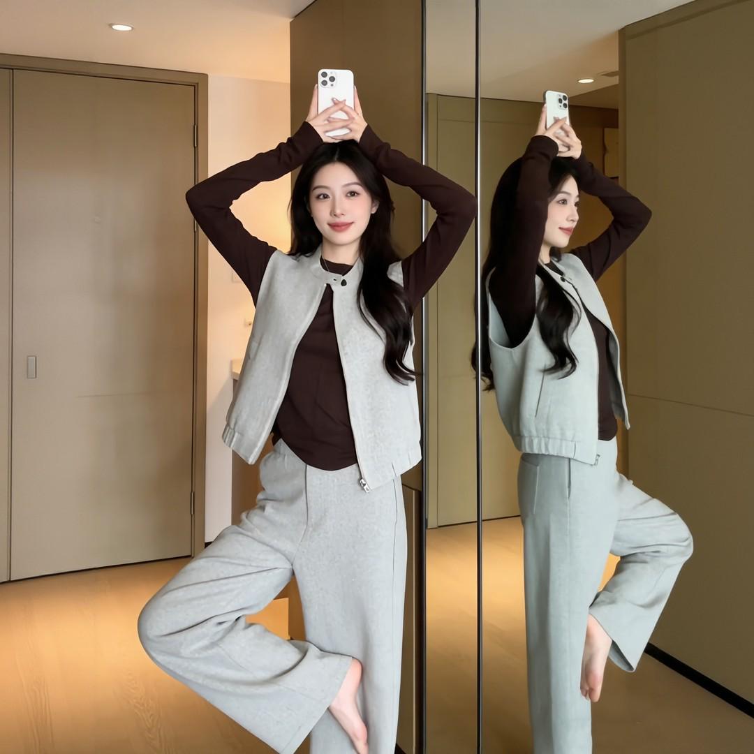 

Elegant French-Inspired Chinese New Year Set: Grey Vest Over Base Shirt with Casual Pants. L