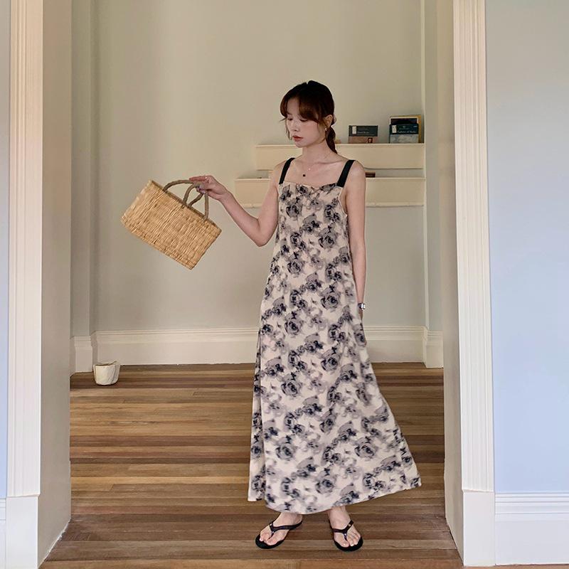 

25 Летнее атласное платье на одно плечо из искусственного шелка с широкими бретелями и принтом с оборками. S [80-120]