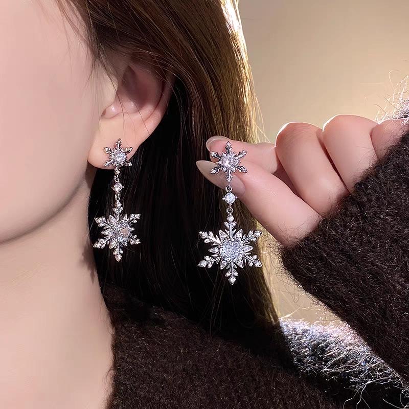 Chic Silver Zircon Snowflake Stud Earrings - Elegant, Cold Style with a Unique, High-End Appeal.