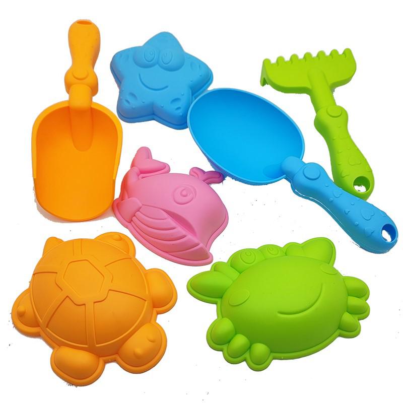 Kids' Sand and Snow Play Set: Shovel, Digging Tools and Beach Toys