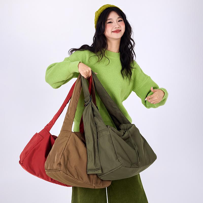 Large Capacity Women's Shoulder Bag Commuter Sports Tote Bag