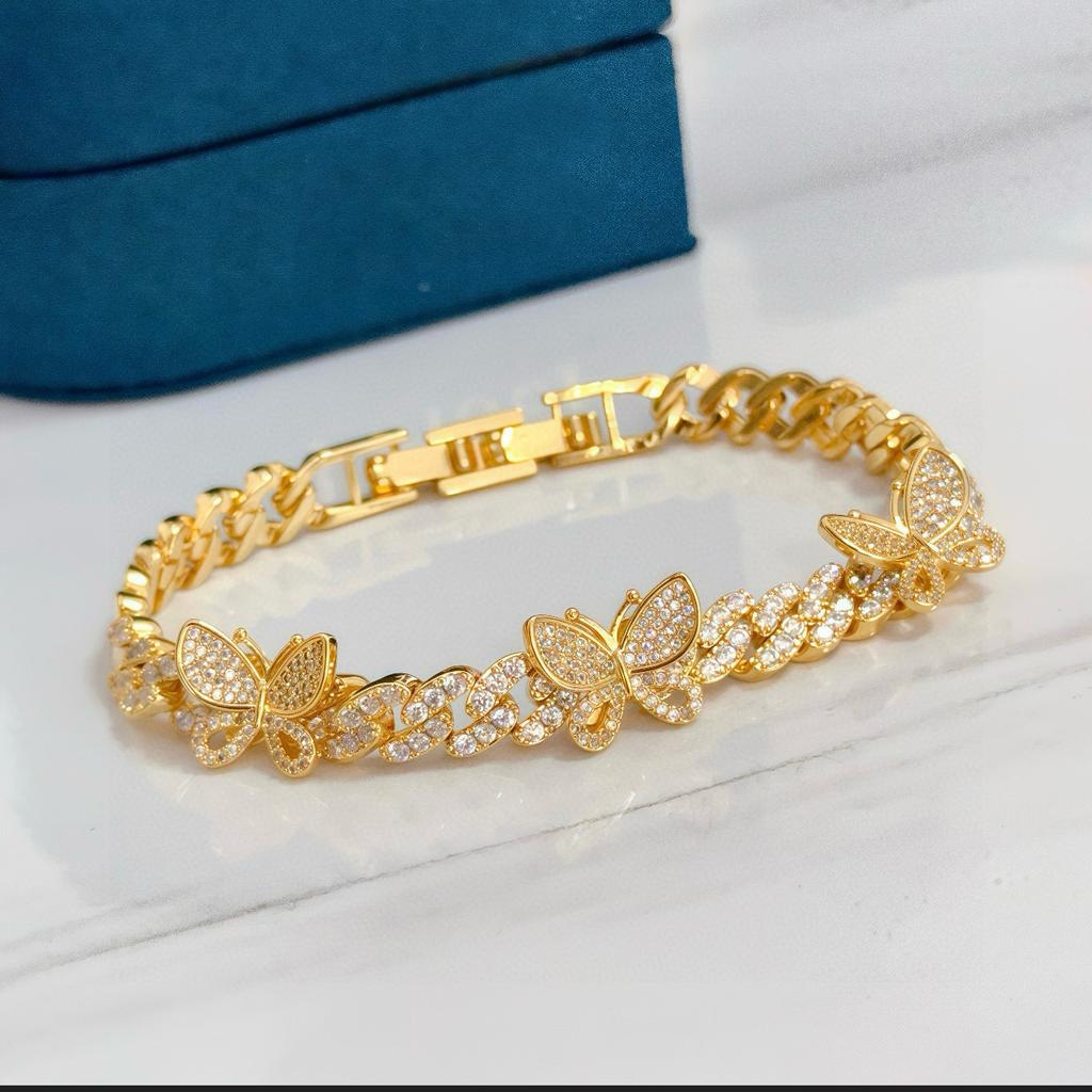 Schmetterlingsarmband mit Vollbesatz aus Diamanten, Einlage aus Naturstein, die echte Details zeigt. Süße Serie, Mehrblumenarmband Naturstein