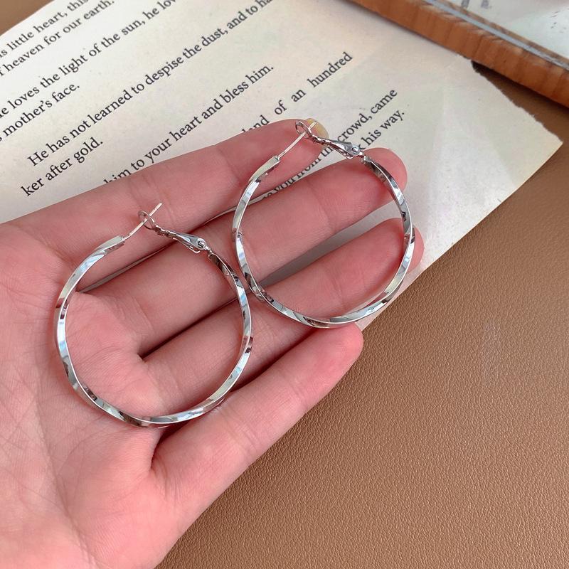 High-End Silver Geometric Round Earrings - Elegant and Simple for Everyday Style