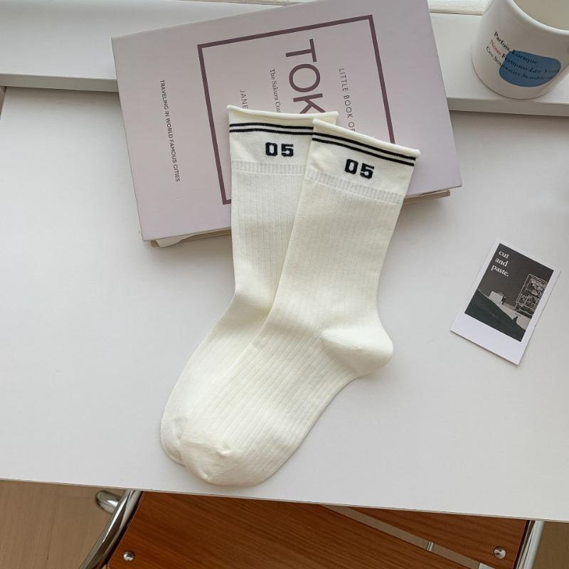 Striped Socks for Women's Autumn and Winter Mid-calf Socks, Sweat-absorbing and Odor-proof, with Rolled Edges and Boneless College Style Sports Socks