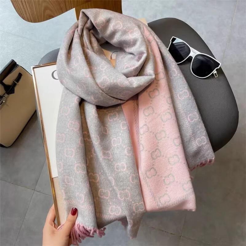 

Женский зимний шарф с кисточками