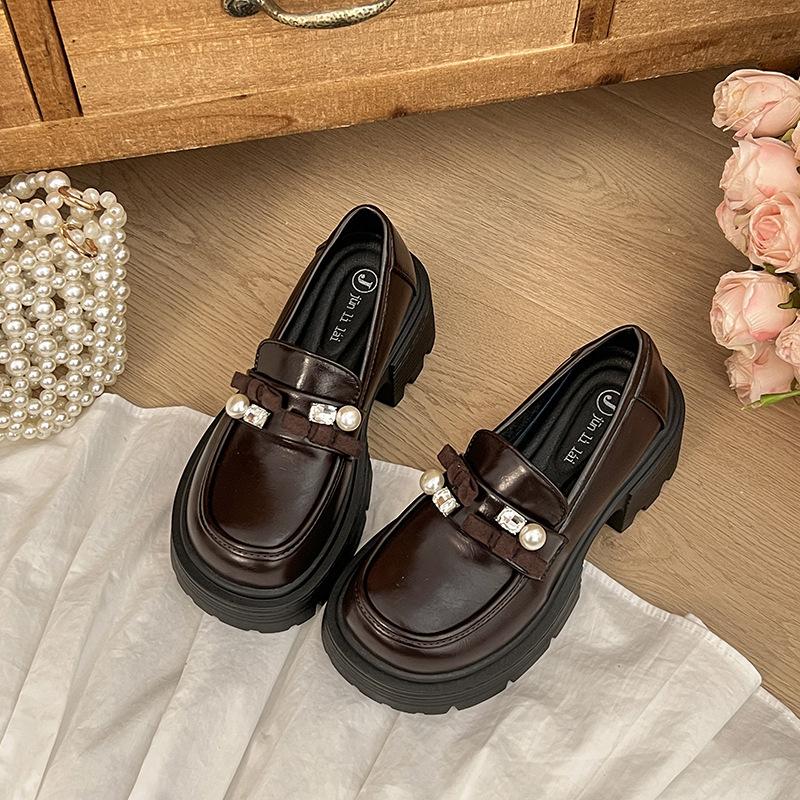

Женские маленькие кожаные туфли в британском стиле, новинка осени 2025 года, повседневные одинарные туфли на толстой подошве, увеличивающие рост, лоферы на одном педале, ленивые 40 коричневый