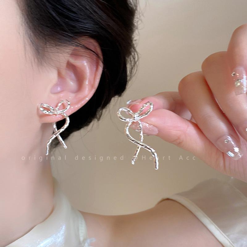 Minimalist Silver Needle Hoop Earrings - Light Luxury, Versatile, Women's High-End Metal Circle for Everyday Wear