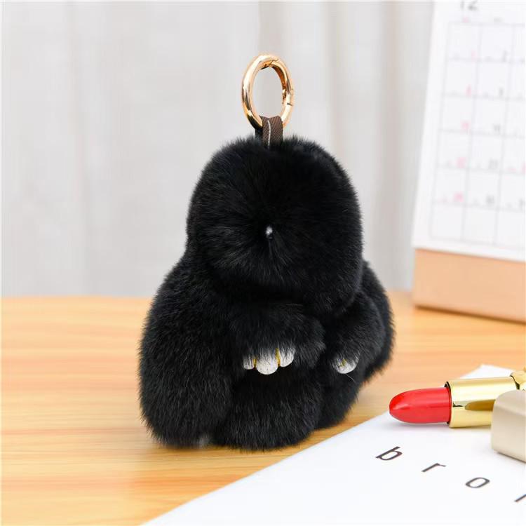 Entzückender Plüschhasen-Schlüsselanhänger - Niedliches Hasen-Ornament in toter Haltung mit echtem Fell