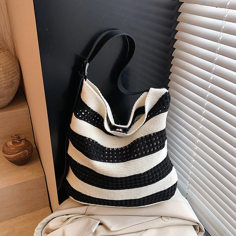 

Retro contrasting color knitted bag women s new fashion hollow tote bag leisure vacation beach bag чёрный
