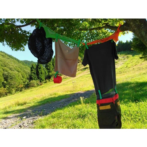 Clever Pegs: Clothespins that clamp from both sides