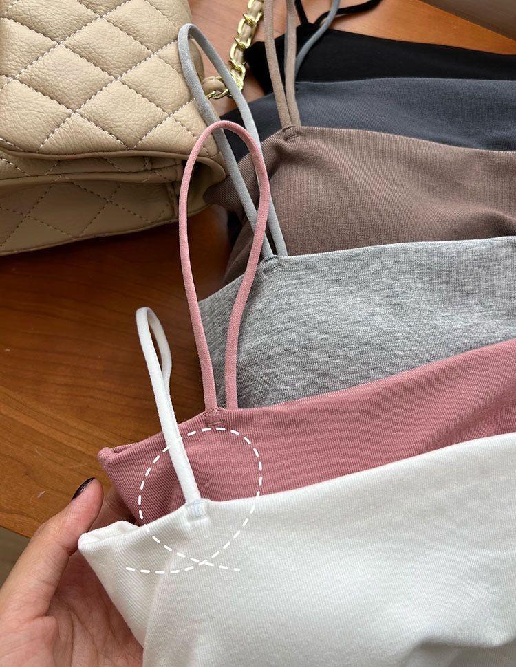 Kořenitý korejský řasený tank na špagetová ramínka s racerback střihem, polstrovaným bandeau poprsím a přiléhavým střihem bez rukávů.