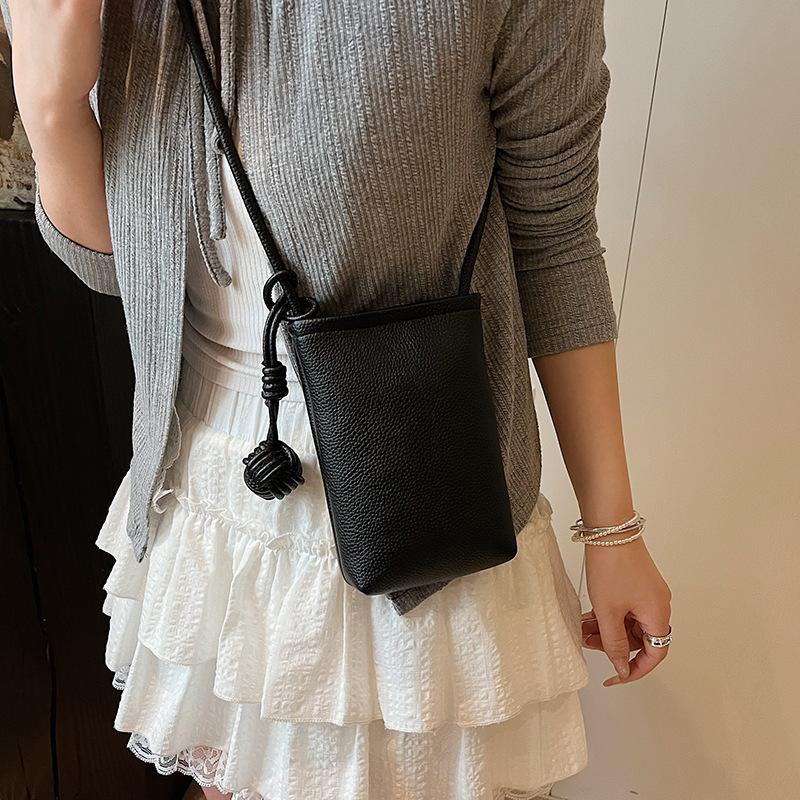 

Niche texture mini small bag women s 2025 new versatile fashion mobile phone bag casual shoulder messenger bucket bag