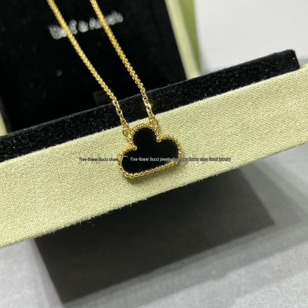 Náhrdelník Van Cleef se čtyřlístkem: Zlatý přívěsek pro ženy s pětilistým designem, bílou perletí, červeným achátem a diamantem.