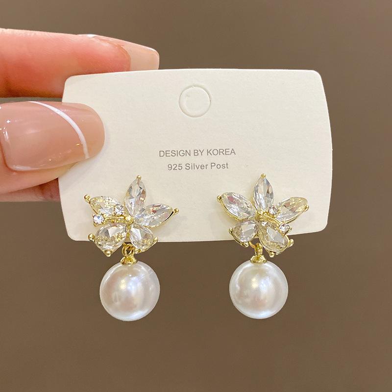 

Gentle temperament pearl flower earrings women s retro personality flash diamond stud earrings popular earrings