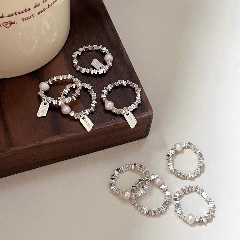 Women's Versatile Silver Pearl Elastic Ring: Fashionable, Simple Luxury for Any Occasion