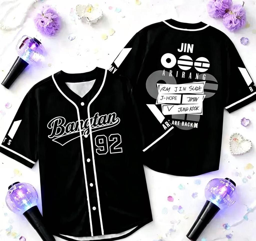 Kpop BTS Baseball Trikot Lila Kurzarm Cardigan Koreanische Streetwear Fan Support Hemd mit Knöpfen Konzertbekleidung für Damen und Herren