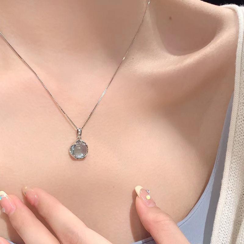 Blue Crystal Pendant Necklace: Elegant Clavicle Chain, Trendy Niche Design, Perfect Gift for Girls & Best Friends.