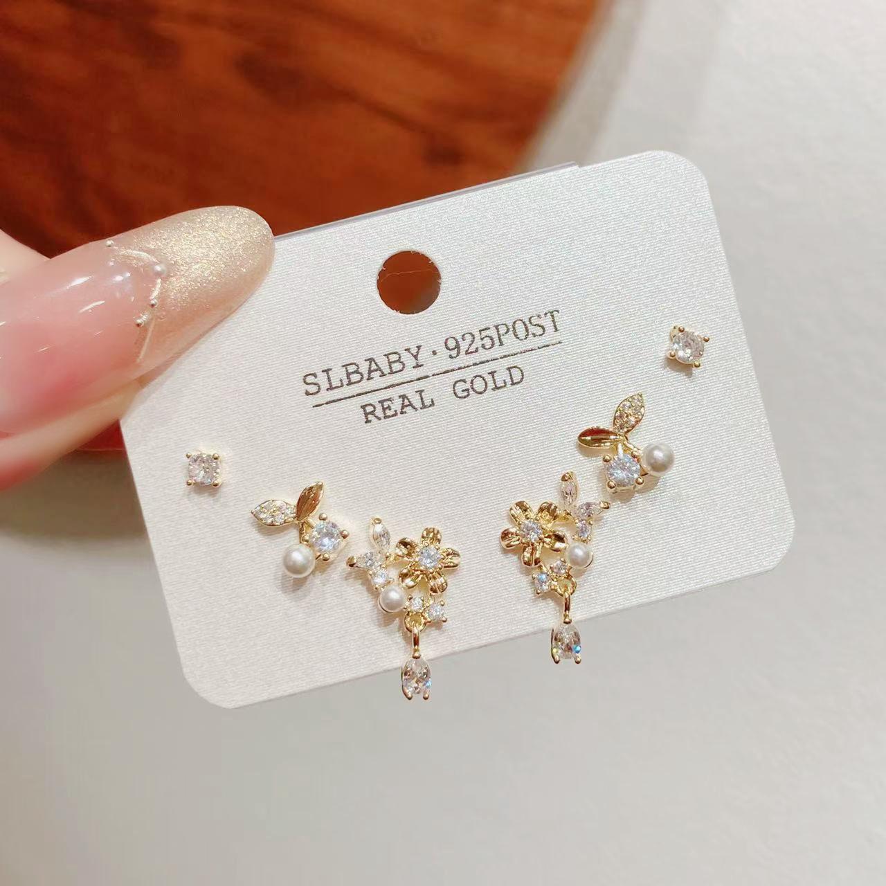 

Осенняя роскошь 925 Жемчужные серьги-гвоздики с цветком - Элегантная нишевая бижутерия для женщин