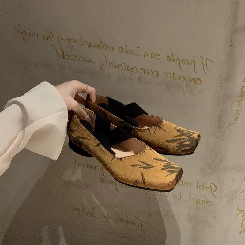 Spot! Grape women's flat-soled women's shoes of the same style, national style, new Chinese square head, French pig nose, shallow mouth, ballet shoes.